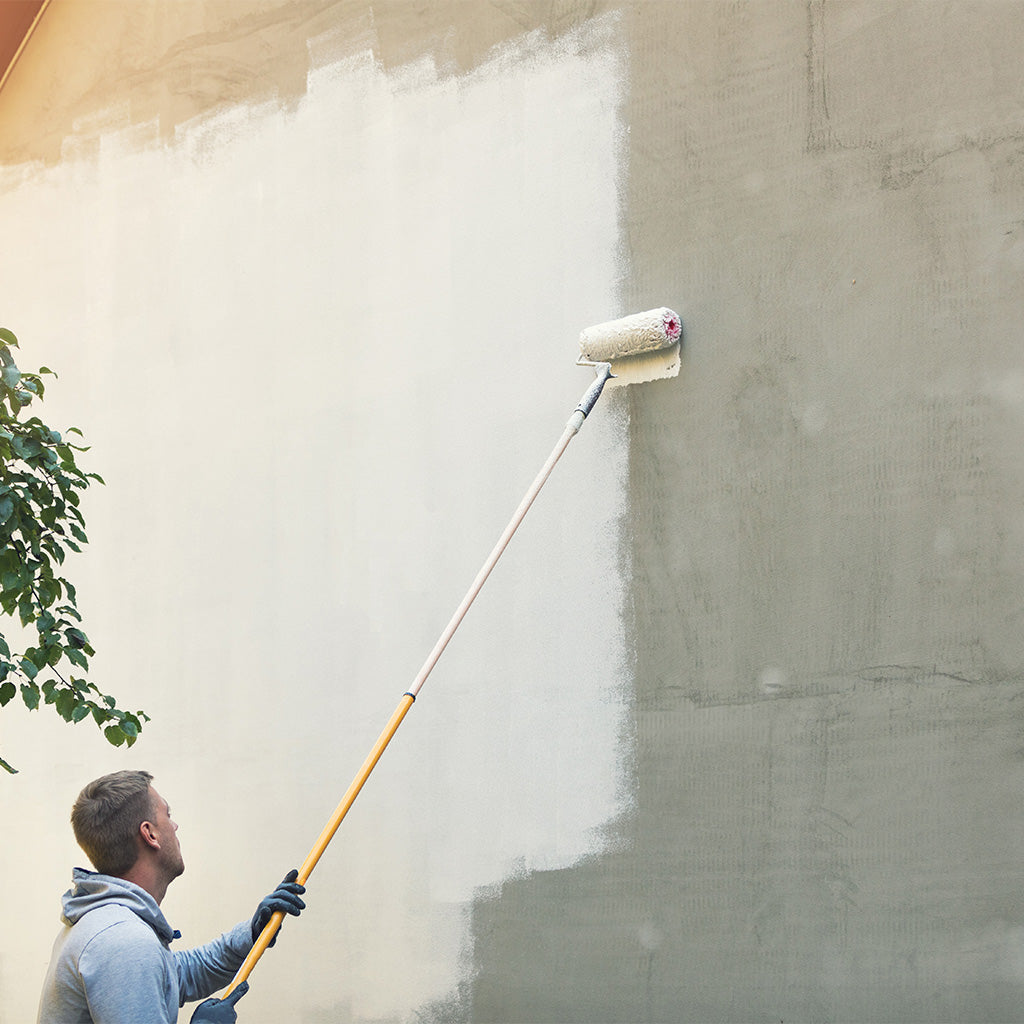 Mauer mit Betonfarbe streichen